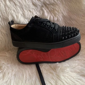 Svarta Louboutin - Köpta på plick när dom knappt var använda men passade tyvärr inte mig. Så dom är i bra skick😁   OBS🛑 Bilden är tagen från internet. Är bortrest nu men löser såklart egna bilder när jag kommer hem. Bara att höra av er vid frågor! 