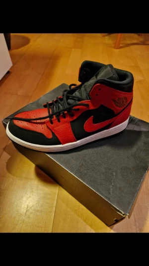 Jordans ! - Jordan 1 mid Reverse bred, 1200kr Jordan 2 Retro Melo, 1800kr Jordan 1 Retro Ajko Storm Blue, 1300kr