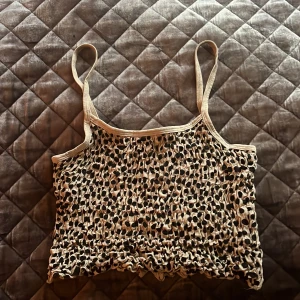 Topp - Linne i leopardmönster