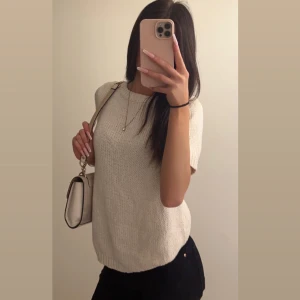 stickad tröja  - kortärmad stickad tröja i en vacker beige nyans🤍