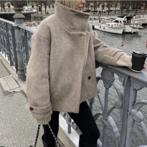 Arket jacka!  - Säljer denna snygga slutsålda jacka fårn arket! Verklihen perfekta jackan!! Storlek 40 men sitter snyggt oversized på mig med storlek S🫶🏻🫶🏻 