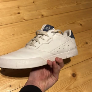 Adidas skor - Säljer ett par adidas skor som är för små. Använda några gånger men inga skador alls. Om man vill kan man tvätta skorna så ser dom helt nya ut