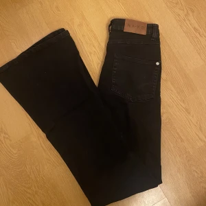 Svarta Bootcut jeans - Säljer ett par svarta jeans från NAKD, väldigt lite använda. Strl: 36