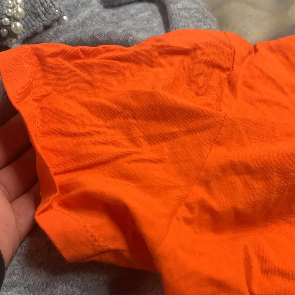 Orange T-shirt i storlek L. Använd några gånger. Jag är 165cm och för mig är den lite kort i magen.. T-shirts.