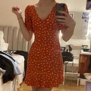 Klänning - Super söt sommarklänning från H&M, i bra skick!