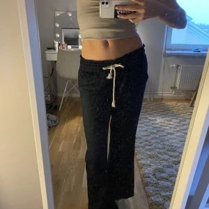 Lågmidjade linnebyxor  - Jätte fina lågmidjade Roxy linnebyxor som är andvända ca 5 gånger. Jag är 170cm och dom är lite för korta för mig, skulle säga att dom passar ca 165cm.