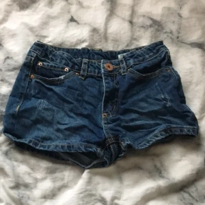 Jeans shorts - Jättesnygga jeans shortsdrån lager 157 som passar folk som är runt 140 cm jättebra skick och köparen står för frakt😊