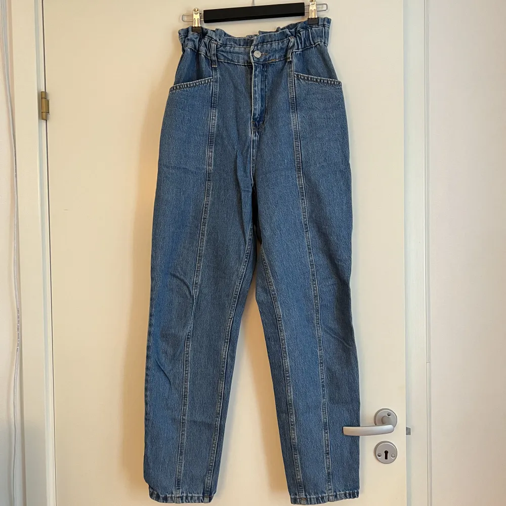 Blå jeans från Chiquelle med resår i midjan. . Jeans & Byxor.