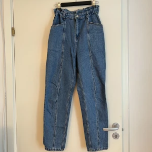 Jeans - Blå jeans från Chiquelle med resår i midjan. 