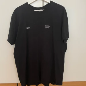 Tshirt - Svart T-shirt med rosa tryck på baksidan