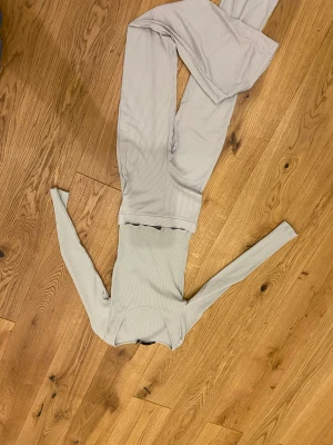 Två delat set. - Två delat set från lager 157 aldrig använda. Storlek M/L i tröjan mer som en S och storlek XS/S i byxan 