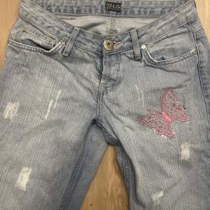 Fina D&G jeans som inte kommer till användning  Midjemått tvärs över 36 innerbenslängd:79 Kom priv för mer frågor ❤️