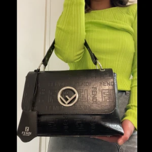 Fendi väska ✨ - Jätte fin väska!✨✨Ej äkta☺️(små defekter finns inne i väskan) fråga om bild 💕