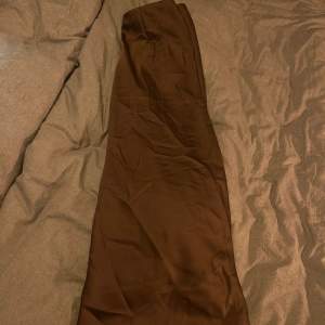 Långkjol i en brun fin färg 🌸Oanvänd, prislapp kvar. Köpt från BikBok, storlek S. 100kr exklusive frakt 🌸