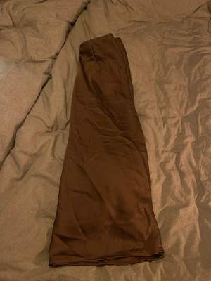 Långkjol i en brun fin färg 🌸Oanvänd, prislapp kvar. Köpt från BikBok, storlek S. 100kr exklusive frakt 🌸