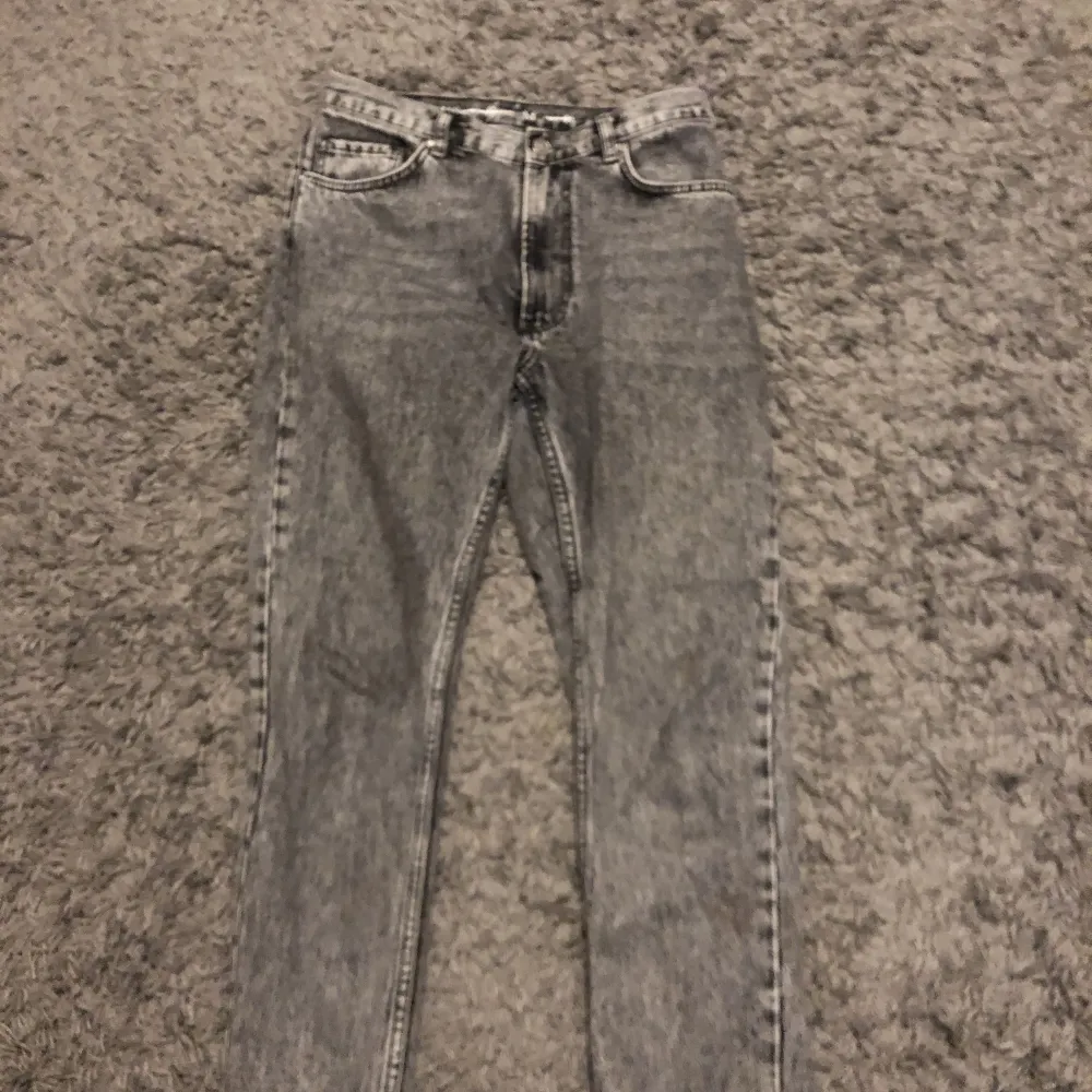 Raka gråa jeans st 38 fårn Gina tricot andväda 2 gånger💓. Jeans & Byxor.