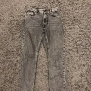 Raka gråa jeans st 38 fårn Gina tricot andväda 2 gånger💓