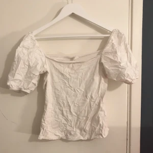 Tröja med ballongärm  - Vit tröja med ballongarmar. Jättefin! 