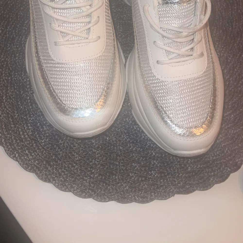 Chunky sneakers knappt använda då jag inte tycker om dom så i nyskick . Skor.