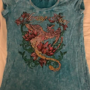 Espirit t-shirt!!! - Så fett Espirit tröja som påminner om ed Hardy, med snygga detaljer. Det står att det är L med skulle någ säga att det mer är en M som sitter snyggt på S oxå.
