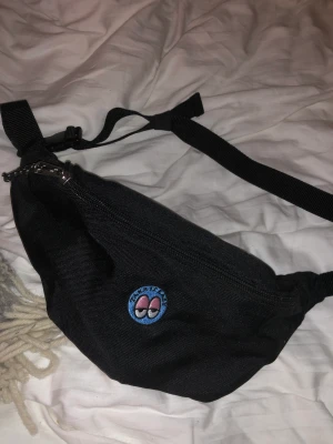 Magväska🤩 - Cool Magväska, bandet är justerbart. Bra skick