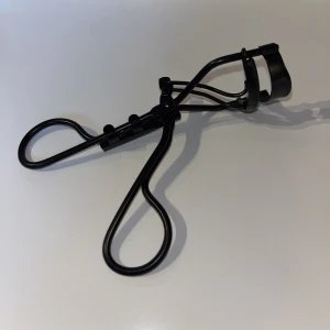 Ögonfransböjare  - Helt ny oanvänd ögonfransböjare☺️ Säljer pågrund av att jag redan har tillräckligt många. 20kr +frakt, priset går att diskuter💕