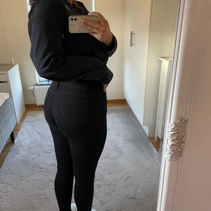 Missäy Jeans  - Säljer nu dessa snygga svarta skinny jeansen som sitter som en smäck. Storlek 38. Använda ett fåtal gånger. Köpta på Missäy.