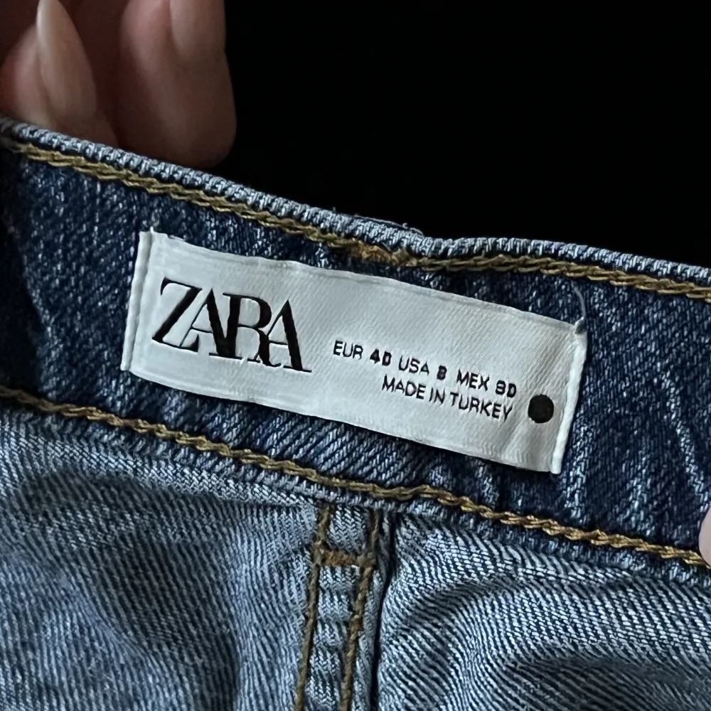 Skitfina straight jeans från zara, storkek 40 och i nyskick, ej mycket använda 💗💗✨✨köparen står för frakt . Jeans & Byxor.