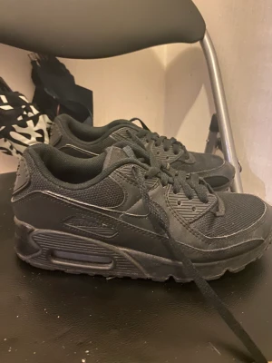Air max 90  - Säljer mina air max 90, de är använda få gånger och jag har tvättat de och de är i fint skick, jag köpte de för 1700kr men jag säljer de för jättebilligt 