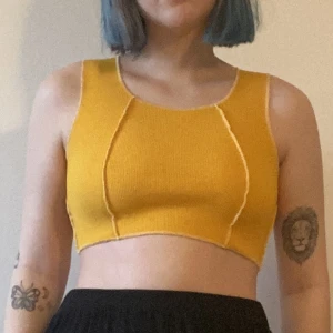 Gul-orange croptop - Funkar för S-L, ganska stretchig. Ganska tjockt material så man behöver inte BH och den är väldigt bekväm, bra support typ. För referens väger jag ca 60-65 kg. Använt den typ 2-3 ggr.