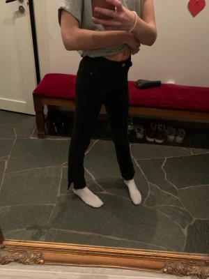 Lågmisjade vida nertill jeans - Snygga mörk-svarta jeans byxor. Dem har ett ”Jack” längst ner i varje ben. Säljer för att dem är försmå.