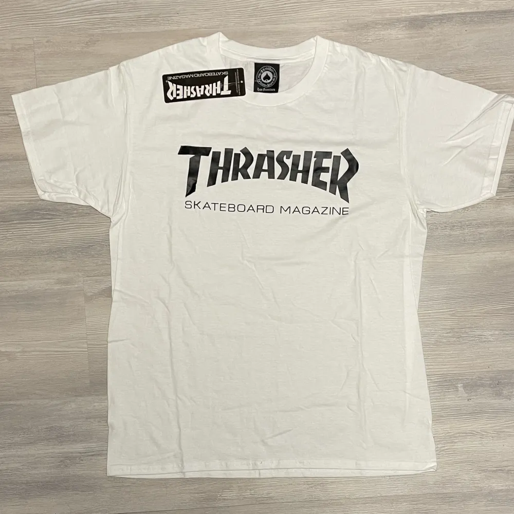 Säljer en trasher t-shirt med svart text, helt ny och oanvänd.. T-shirts.