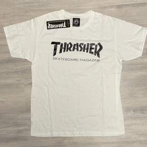 Säljer en trasher t-shirt med svart text, helt ny och oanvänd.