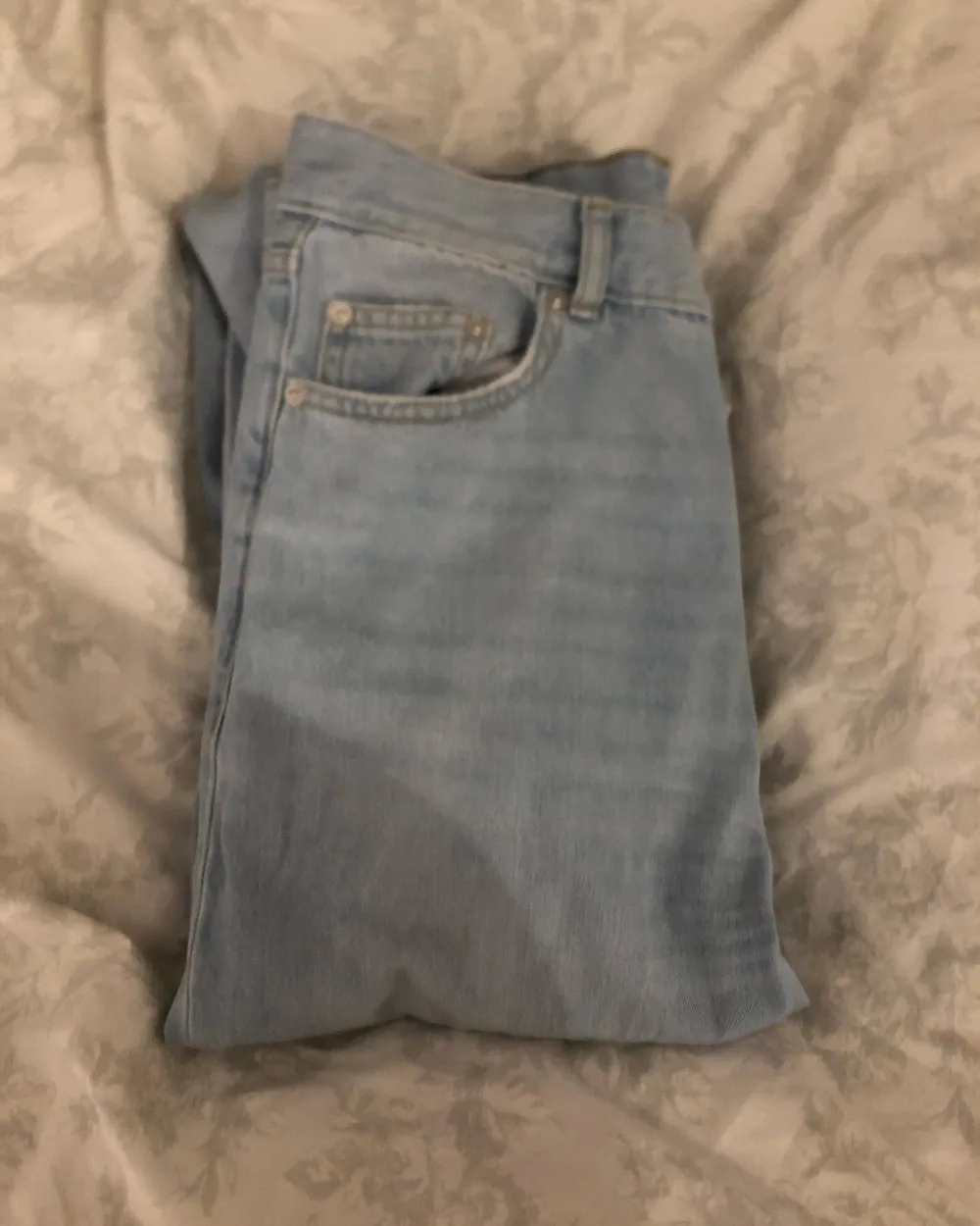 Härliga ljusblåa jeans från junkyard med hål i knäna. Använda endast 1-2 gånger så i bra kvalitet.  . Jeans & Byxor.