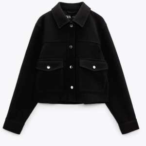 Kort kappa - kort kappa från Zara, endast använd några gånger under hösten, bra passform och i gott skick, nypris 399kr