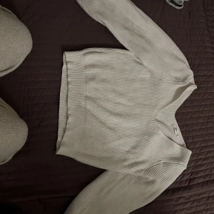 Stickad tröja - Stickad tröja storlek M från Mango, använd fåtal gånger. Säljs pga används ej