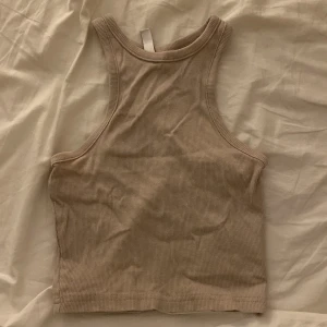 Beiget linne - Ribbat linne från hm. Säljer pga för litet. Storlek xs