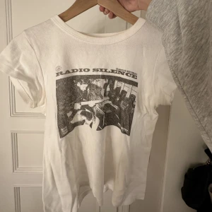 Brandy tröja - Intressekoll på min snygga brandy t-shirt i One size, använd en gång så i bra skick🤍 