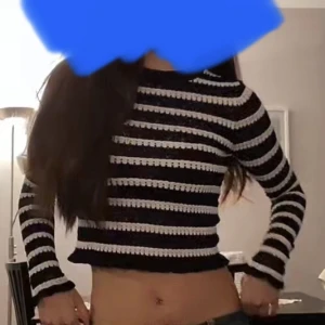 Randig zara tröja - Säljer min populära tröja från zara! Storlek S och sitter verkligen så smickrande på kroppen! Skriv för fler bilder eller om ni har frågor❤️