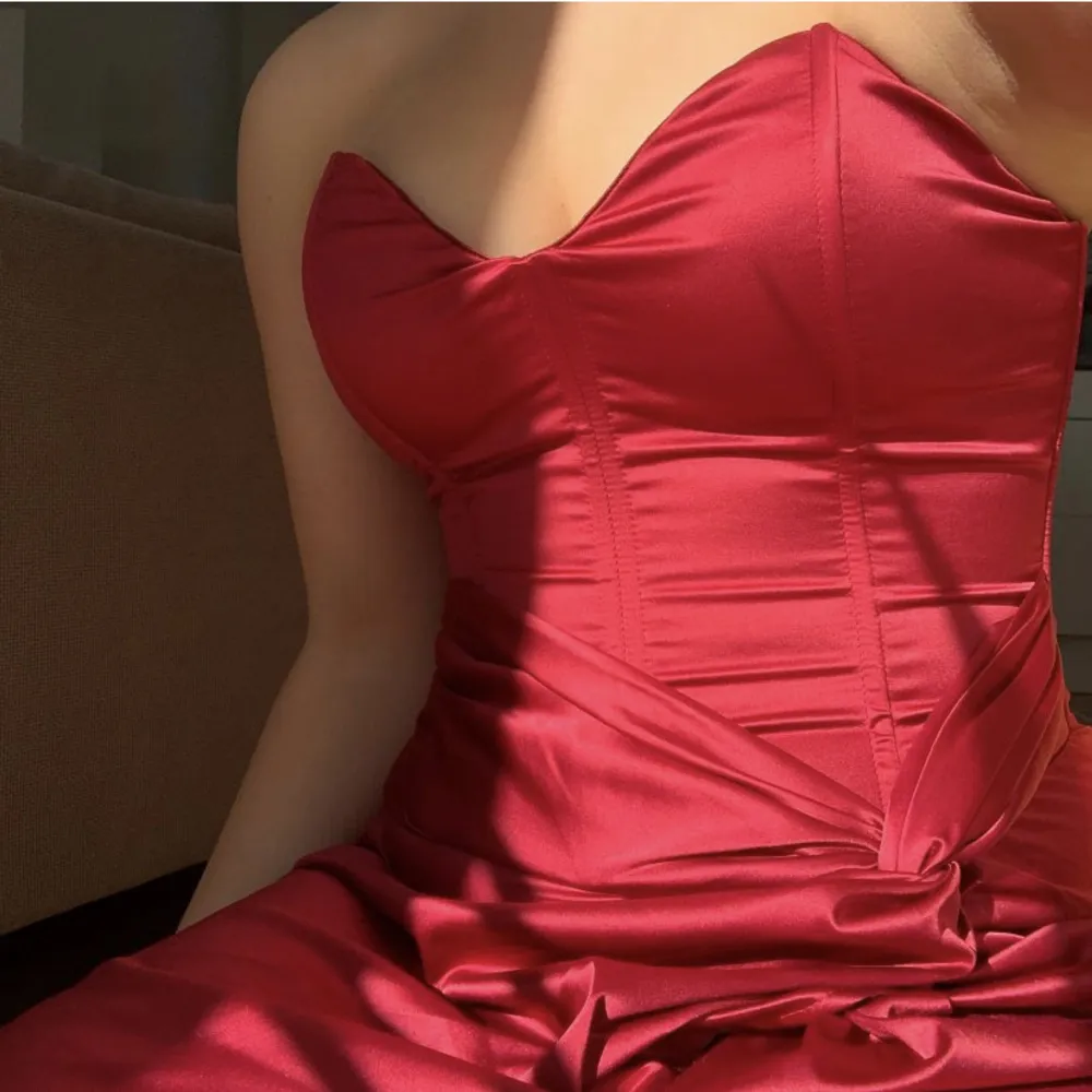 Kollar intresset på min ÄLSKADE balklänning! Röd lång klänning i satin med slit och korsett. En superfin klänning som gör att du stricker ut ur mängden. Storlek L men är väldigt liten i storlek. Jag har S/M i vanliga fall. 700kr + frakt. 😃. Klänningar.