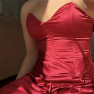 Kollar intresset på min ÄLSKADE balklänning! Röd lång klänning i satin med slit och korsett. En superfin klänning som gör att du stricker ut ur mängden. Storlek L men är väldigt liten i storlek. Jag har S/M i vanliga fall. 700kr + frakt. 😃