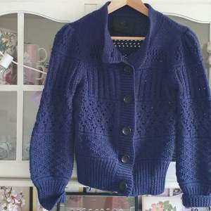 Vintage stickad kofta/tröja i ull från Bruuns Bazaar Copenhagen. Står ingen storlek men skulle säga S/M. Köpare står för frakt💕