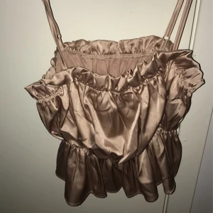 Fint linne  - Perfekt vardags/fest linne! Aldrig använd! I storlek xs men sitter som en xs/s! Spårbar frakt tillkommer! 