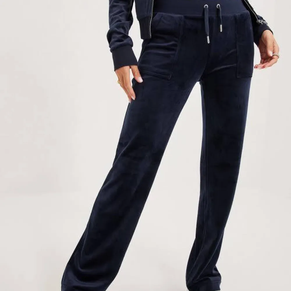 Den klassiska modellen av Juicy couture mjukis byxor! Storlek S men passar även xs.. Jeans & Byxor.
