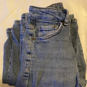 Bootcut jeans - Bootcut jeans från GinaTricot storlek 34 med små slitningar(köpta så). Använda nåra gånger men fortfarande i fint skick. 120kr+frakt