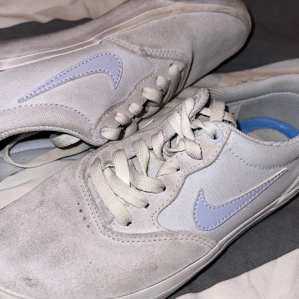 Använda Nike skor i bra skick men skulle behöva en liten puts 😊  . Skor.