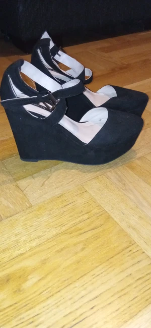 Snygga stövlar och pumps - Svarta stövlar med guldkant på klacken, från Claudia Ghizzani i stl 37. Och pumps från pull and bear stl 37.  80 kr/ par.