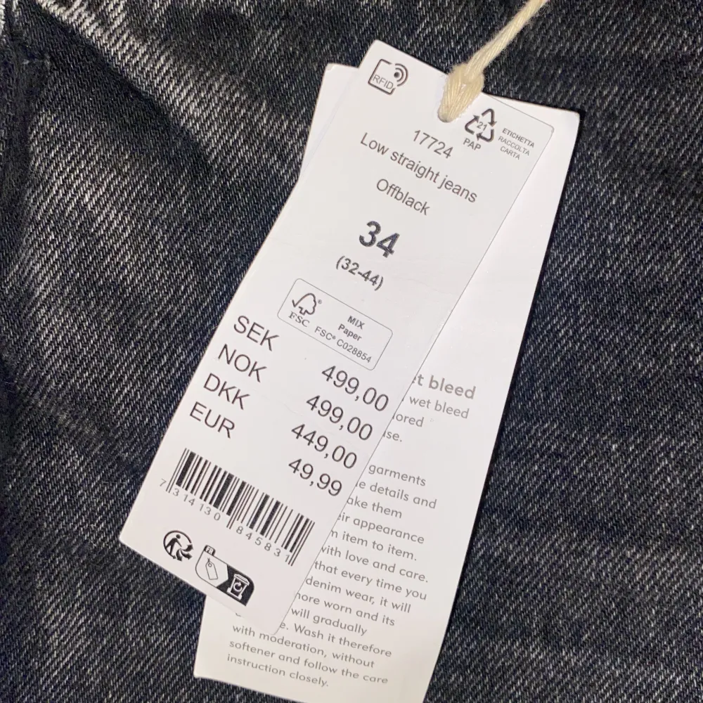 Low waist straight jeans, aldrig använda, säljer för tänkte byta men de gick inte, stl 34, nypris 499 säljer för 300. Jeans & Byxor.