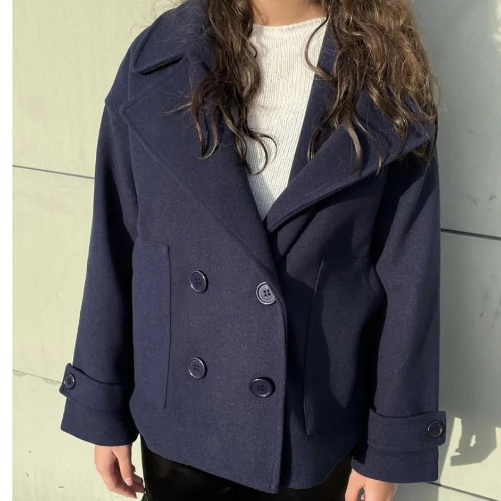 Säljer denna kappa från design by si ”Gina jacket”. Den är mörkblå och i storlek xs/s. Aldrig använd o prislapp kvar. Kan mötas upp i Stockholm och frakta💗. Jackor.