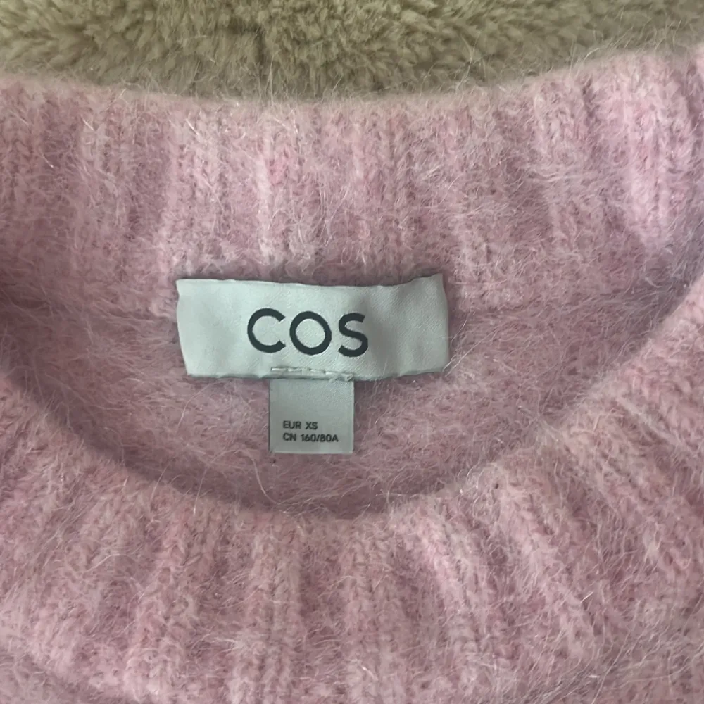 Jätte fin rosa stickad tröja ifrån Cos. Mycket fint skick och den är inte nopprig! Säljer pga den har blivit för liten när jag tvättade den så den är mindre än xs. Köparen står för frakten och inga returer💕Priset kan diskuteras, ordinarie pris ca 1000kr. Stickat.